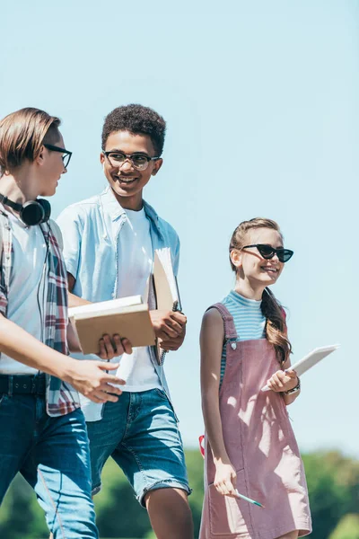 Sorrindo Adolescentes Estudantes Com Livros Tablet Digital Andando Juntos Parque — Fotografia de Stock