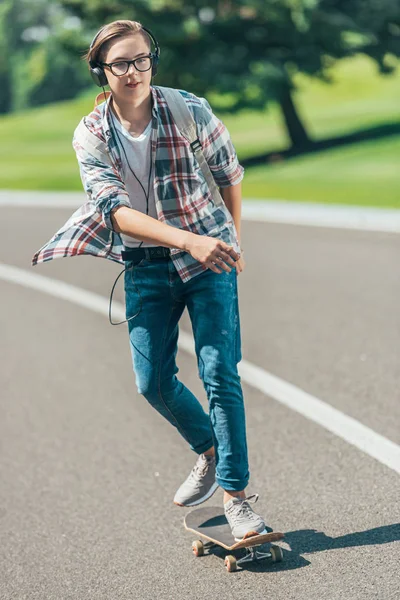 Adolescente Estudante Fones Ouvido Montando Skate Olhando Para Longe Parque — Fotografia de Stock