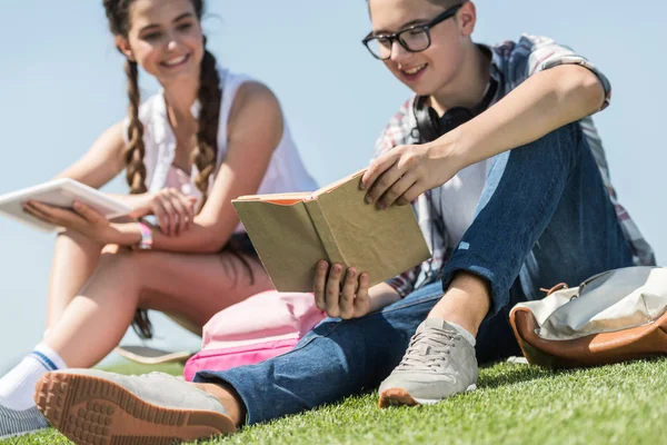 Tiro Recortado Adolescente Sorridente Menino Menina Estudando Com Livro Tablet — Fotografia de Stock