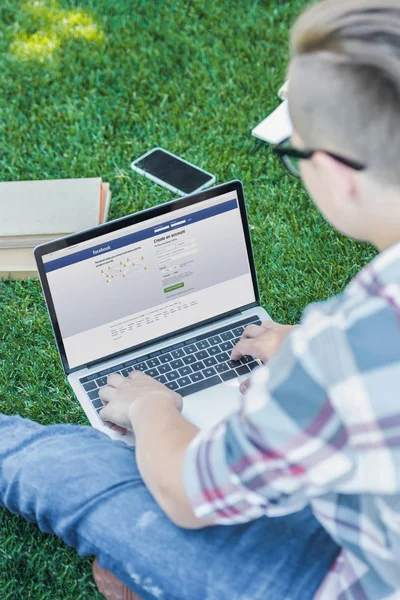 Cropped Shot Teenager Using Laptop Facebook Website While Sitting Park — Stock Photo, Image