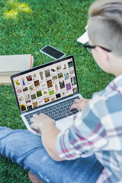 Przycięte Strzał Nastolatek Pomocą Laptopa Witryny Pinteresta Siedząc Parku — Zdjęcie stockowe
