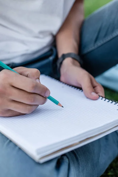 Recortado Tiro Adolescente Estudiante Escritura Con Lápiz Blanco Cuaderno — Foto de Stock