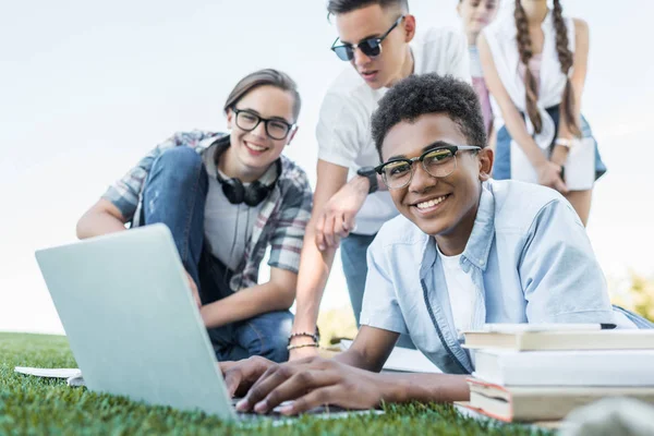 Adolescentes Multiétnicos Felizes Usando Laptop Estudando Parque — Fotografia de Stock