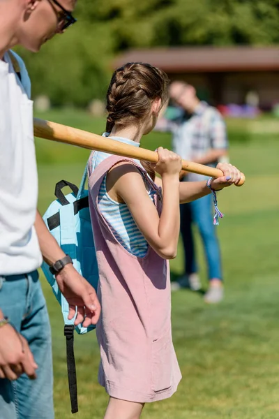 野球のバットを持って 公園で友達と遊んで十代の少女 — ストック写真