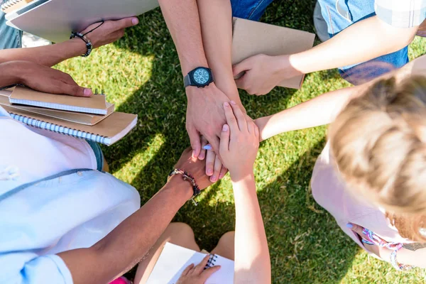 Vista Superior Parcial Los Estudiantes Adolescentes Apilando Las Manos Parque — Foto de Stock