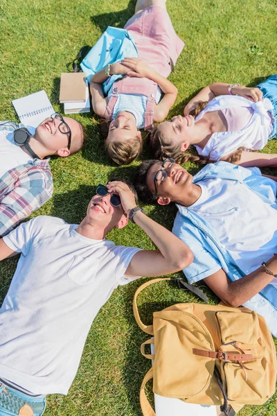 Високий Кут Зору Щасливих Друзів Підлітків Книгами Рюкзаками Лежать Траві — стокове фото
