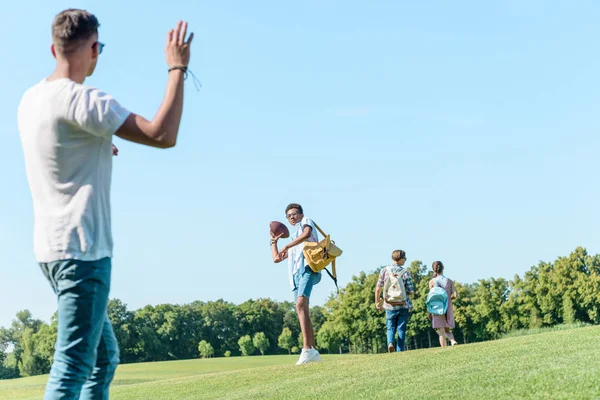 Nízký Úhel Pohledu Dospívající Hrát Rugby Míč Parku — Stock fotografie