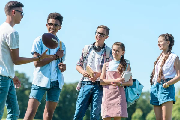 Щасливі Багатоетнічні Підлітки Грають Ячем Регбі Парку — стокове фото