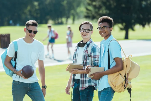 Meninos Adolescentes Multiétnicos Com Livros Mochilas Sorrindo Para Câmera Parque — Fotografia de Stock