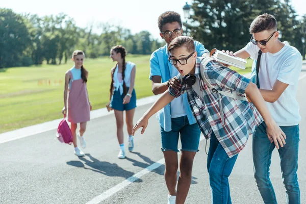 neşeli gençler ile kitap ve parkta birlikte eğleniyor sırt çantaları