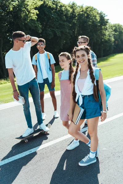 Glückliche Multiethnische Teenager Klassenkameraden Die Gemeinsam Park Spazieren Gehen — Stockfoto