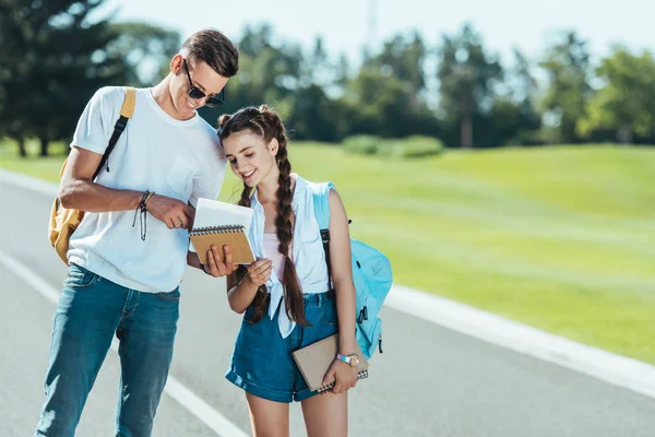 Adolescentes Felizes Segurando Livros Enquanto Sorrindo Juntos Parque — Fotografia de Stock