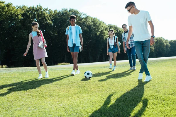 Молоді Багатоетнічні Друзі Грають Футбольним Ячем Парку — стокове фото