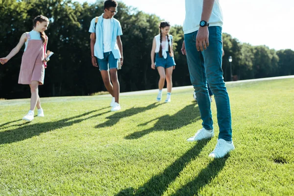 Multietniskt Tonåriga Vänner Spenderar Tid Grön Äng Park — Gratis stockfoto