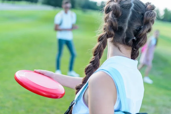 Baksidan Tonårig Flicka Kastar Flygande Skiva Park — Stockfoto