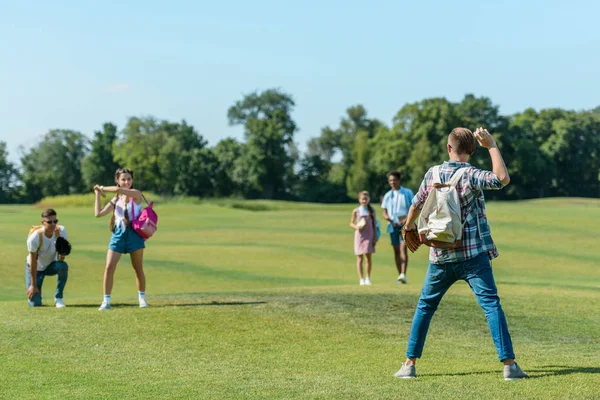 Felizes Amigos Adolescentes Jogando Beisebol Prado Verde Parque — Fotografia de Stock