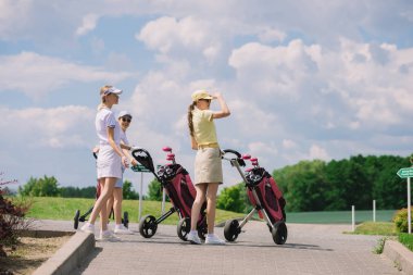 kadın golfçüler ile golf sahası yürüyüş golf ekipmanları