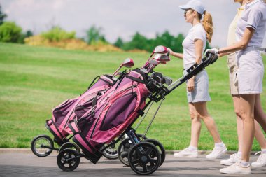 golf sahası yürüyüş golf ekipmanları ile kadın golfçüler kısmi görünümü