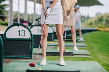 golf kulüpleri golf golf sahasında oynayacak olan kadınların kısmi görünümü