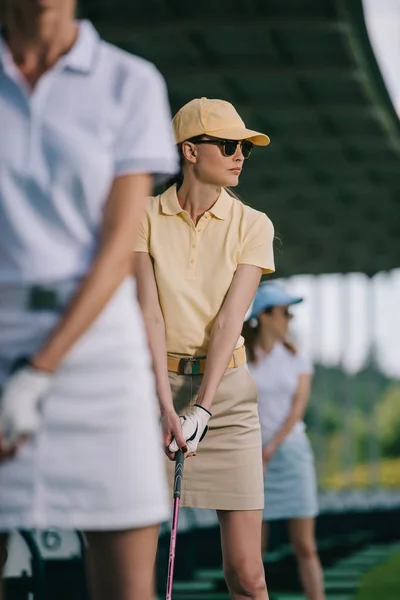 Foco Seletivo Mulher Boné Óculos Sol Jogando Golfe Campo Golfe — Fotografia de Stock Grátis