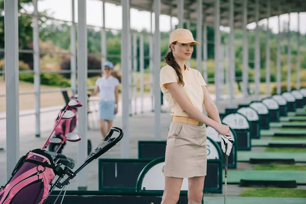 Selektywny Fokus Kobiece Golfistów Polo Czapka Golf Club Patrząc Kamery — Zdjęcie stockowe