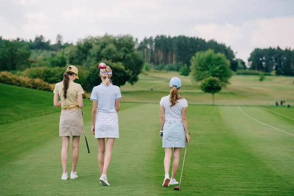 Widok Tyłu Kobiet Czapki Sprzętu Golfowego Chodzenie Polu Golfowym — Zdjęcie stockowe