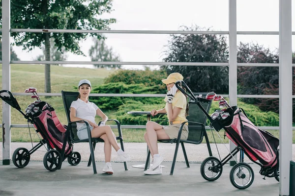 Femeie Vorbind Smartphone Timp Prietenul Odihnește Apropiere După Jocul Golf — Fotografie de stoc gratuită