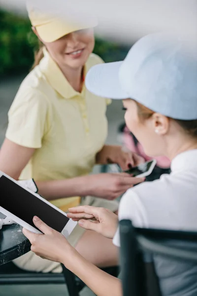 Socios Comerciales Con Tableta Discutir Trabajo Después Del Juego Golf — Foto de Stock