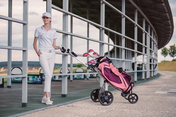 Sorrindo Jogador Golfe Feminino Enquanto Pólo Boné Com Equipamento Golfe — Fotografia de Stock Grátis