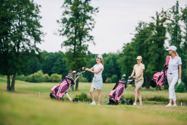kapaklar yürüyüş golf sahasında golf ekipmanları ile gülümseyen kadın