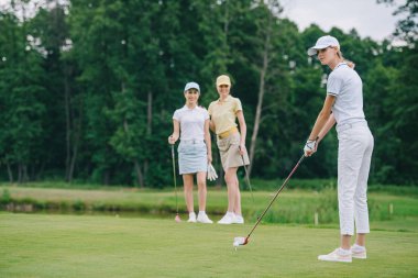 seçici odak golf golf sahasında yakınındaki beklemede arkadaş süre iskambil kap içinde kadın