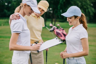 kadın iş ortakları ile not etmek golf sahası golf oyun sırasında proje tartışıyor