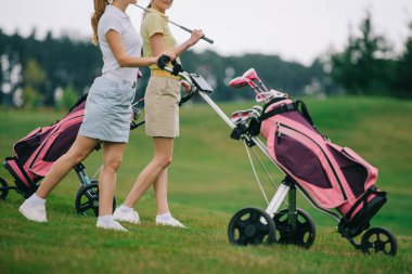 golf sahasında yürüyüş polos kadın golf oyuncuları kısmi görünümünü