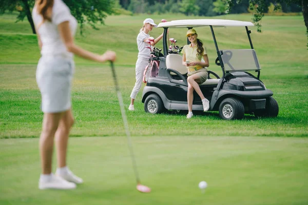 Selective Focus Woman Golf Club Friends Resting Golf Cart Green — Stock Photo, Image