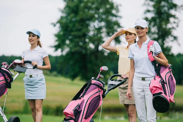 Retrato Las Mujeres Gorras Con Equipo Golf Campo Golf — Foto de Stock