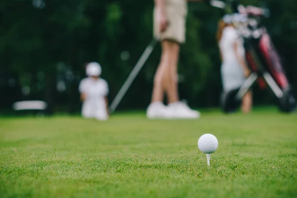 Szelektív Összpontosít Golf Labda Zöld Gyep Golf Játékosok Mögött — Stock Fotó