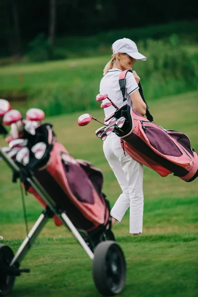 Leende Kvinna Polo Och Mössa Med Golf Gear Golfbanan Sommardag — Gratis stockfoto