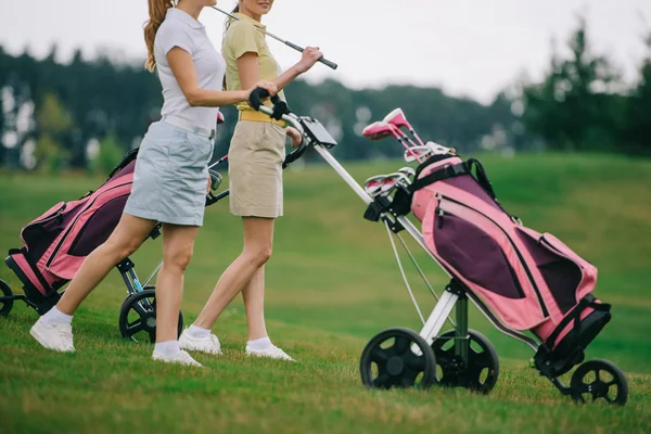 Vista Parcial Las Jugadoras Golf Polos Caminando Campo Golf — Foto de Stock