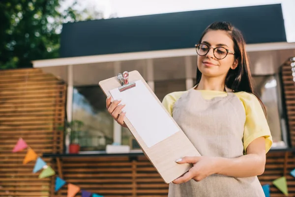 Smiling Young Woman Eyeglasses Holding Blank Clipboard While Standing Food — Free Stock Photo