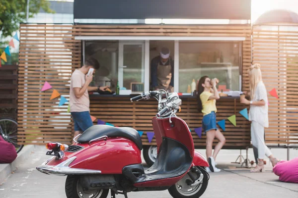 Kunden Stehen Foodtruck Rotes Motorrad Vordergrund — Stockfoto