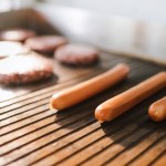 Worst en vlees schnitzels voor hamburgers in voedsel vrachtwagen