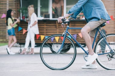 Bisiklet gıda kamyon yakın oturan adam resim kırpılmış