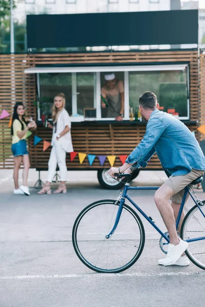 Side View Man Sitting Bike Food Truck — Free Stock Photo