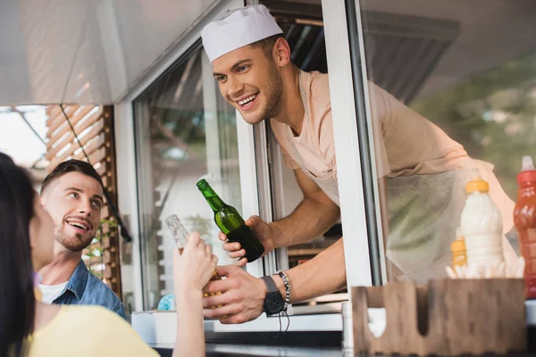 Chef Kok Dranken Klanten Geven Uit Voedsel Vrachtwagen Glimlachen — Stockfoto