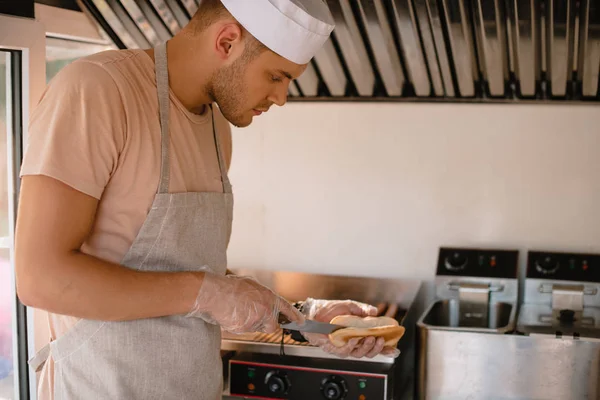 Szef Kuchni Przygotowuje Hod Dog Food Truck Cięcia Chleba — Zdjęcie stockowe