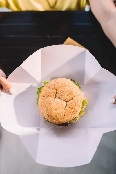 Imaginea Decupată Femeii Care Deține Burger Gustos Placa Hârtie — Fotografie de stoc gratuită