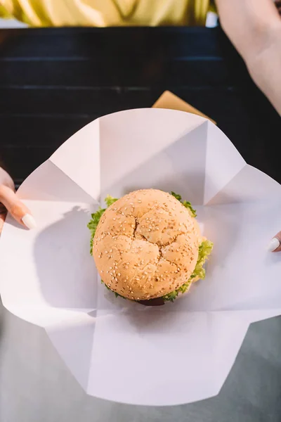 Skadrowana Kobietę Smaczne Burger Talerz Papierowy — Darmowe zdjęcie stockowe