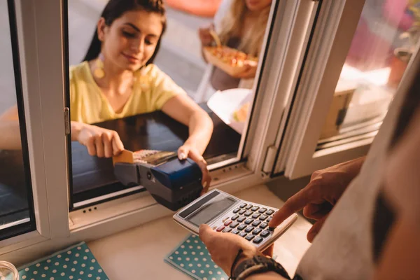 Cropped Image Customer Paying Credit Card Food Truck — Stock Photo, Image