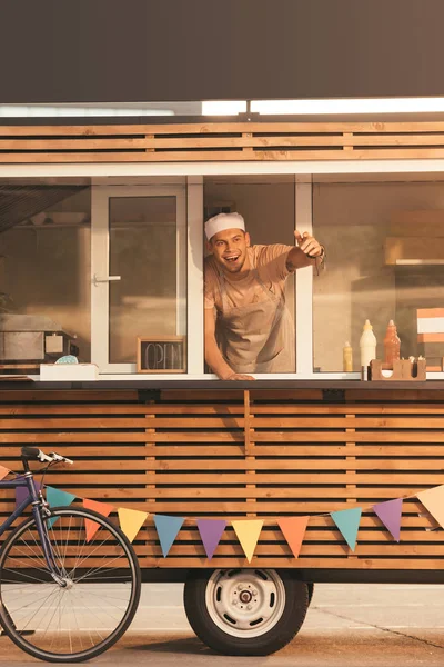 Chef Kok Gebaren Iemand Opbellen Uit Voedsel Vrachtwagen Glimlachen — Stockfoto