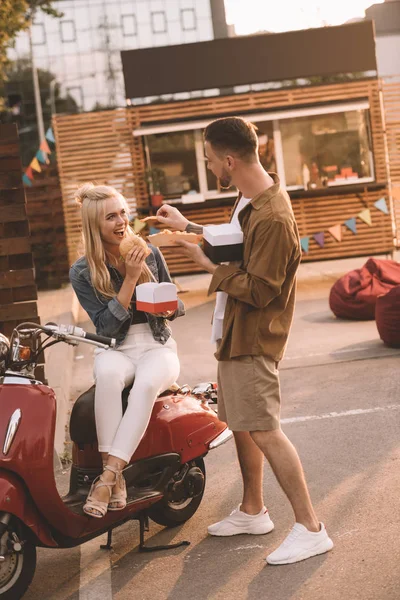 Novio Alimentación Novia Con Papas Fritas Cerca Comida Camión — Foto de Stock